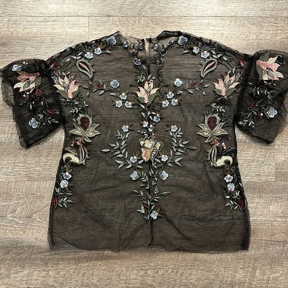 Zara black sheer mesh embroidered flutter sleeve top with keyhole neck size XS - Picture 8 of 10